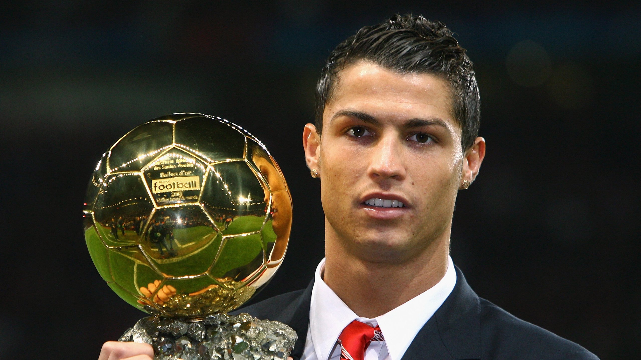 “足球场馆新技术应用，提升比赛安全性”，足球场地建设创新做法