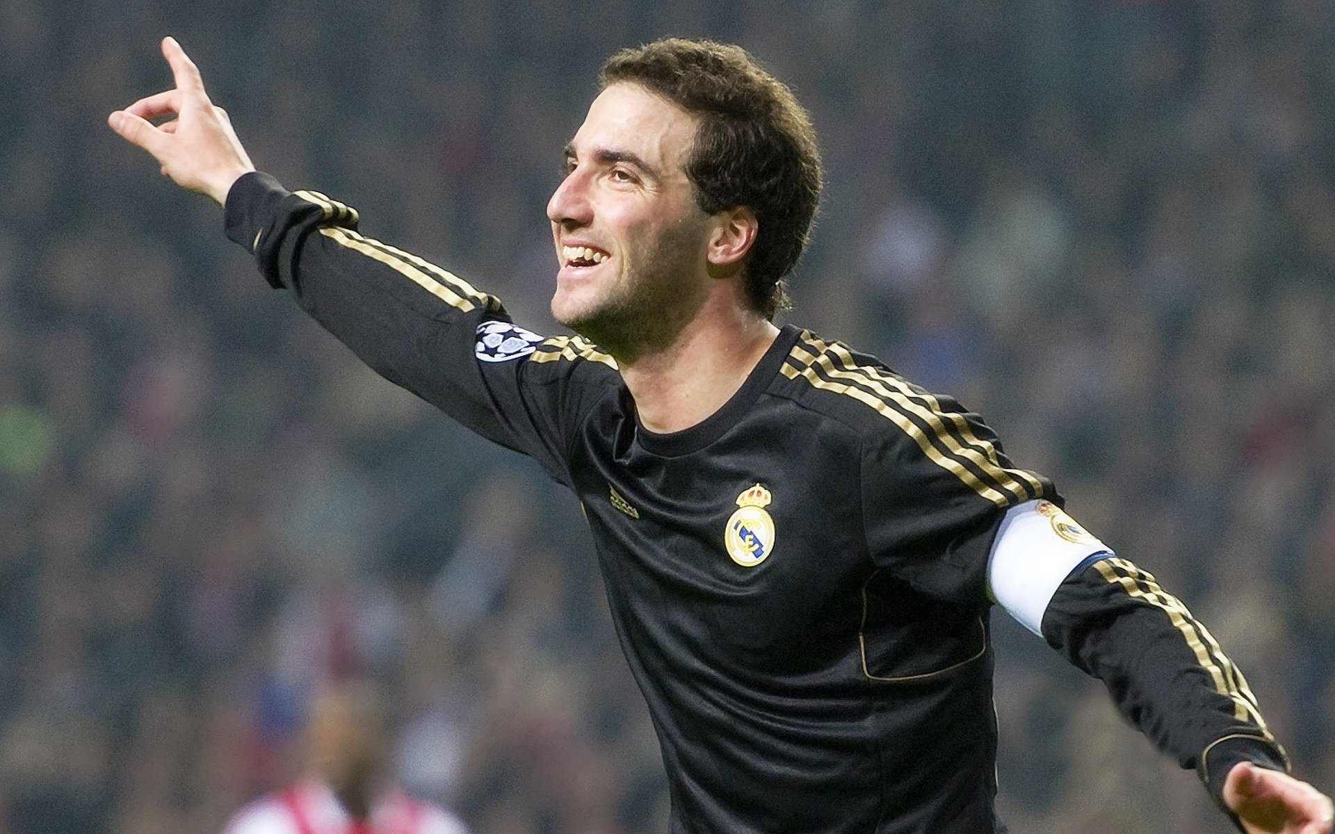 爱游戏平台-热刺客场小胜诺里奇，继续追赶榜首，热刺小将50米超远吊射破门